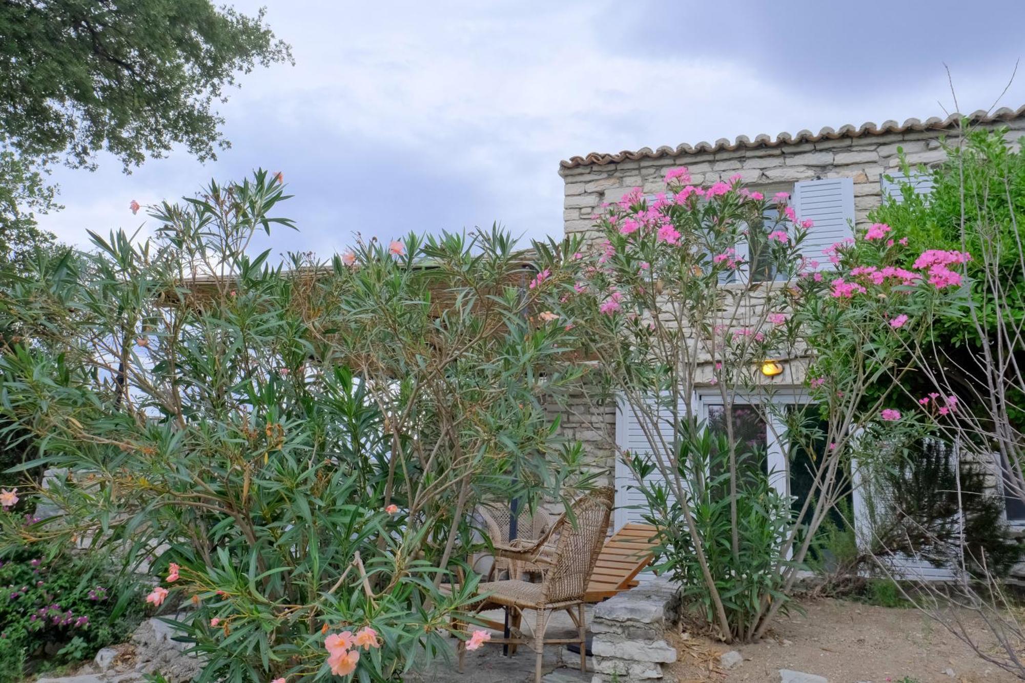 Les Villas De Qeparo Esterno foto